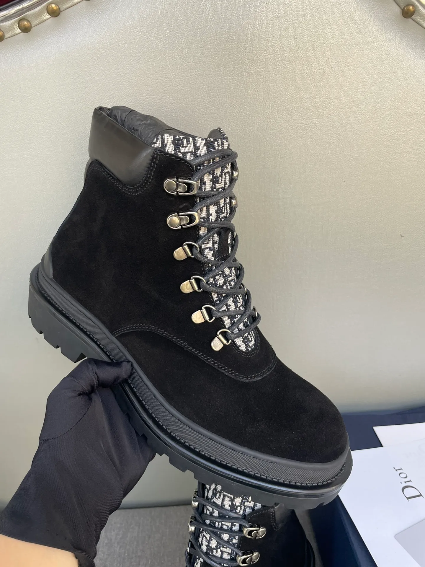 [DIOR] Top P: 1000💰 Number of yards: 39~44 (38.45 custom-made, non-refundable) Dior Dior~ Winter series, original 1:1 development Casual men's leather shoes Heavy investment, shoes and boots are made of imported cowhide + imported Dior special fabric Not easy to deform black cowhide lining Dior large hardware inlay Original TPU vacuum outsole, black cowhide Black open edge beads Military green suede Black suede Khaki suede leather is crafted by a large factory, and the perfect product is only prepared for you who know your taste! Any comparisons are welcome.
